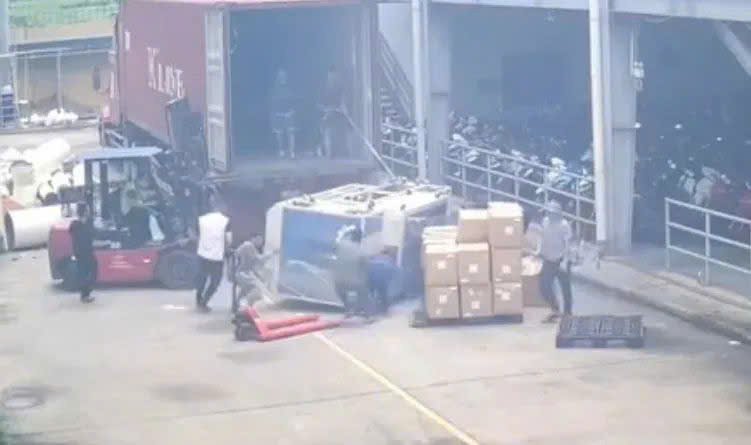 Kiện h&agrave;ng rơi từ xe container đ&egrave; 2 người thương vong tại C&ocirc;ng ty TNHH Sản phẩm thể thao BaiSheng - Ảnh 1.