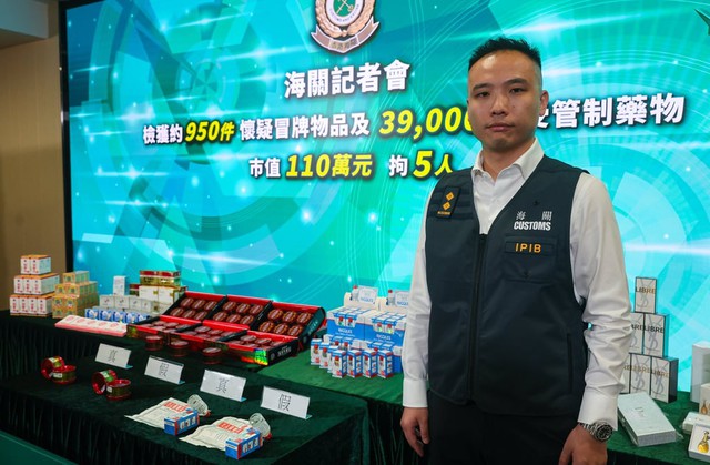 Đột kích 4 cửa hàng, bắt giữ giám đốc cầm đầu đường dây bán dược phẩm và mỹ phẩm giả, tịch thu 40.000 sản phẩm trị giá hơn 3 tỷ đồng - Ảnh 2. Đột kích 4 cửa hàng, bắt giữ giám đốc cầm đầu đường dây bán dược phẩm và mỹ phẩm giả, tịch thu 40.000 sản phẩm trị giá hơn 3 tỷ đồng - Ảnh 2.