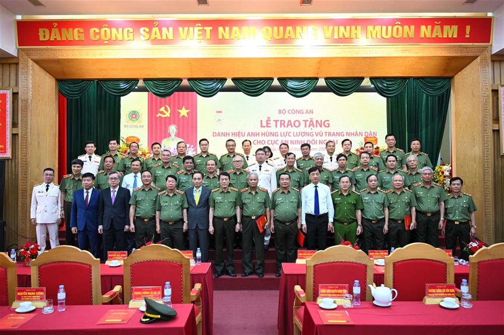 Cục An ninh Đối ngoại đón nhận danh hiệu Anh hùng lực lượng vũ trang nhân dân- Ảnh 2. Cục An ninh Đối ngoại đón nhận danh hiệu Anh hùng lực lượng vũ trang nhân dân- Ảnh 2.