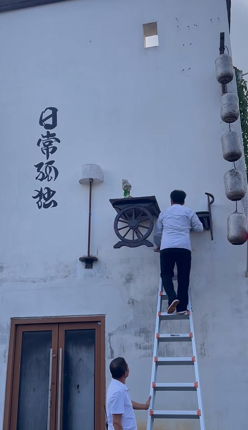 Nam thanh niên làm logo sống tại Vũ Nữ Châu với lương cao ngất ngưởng - Ảnh 2.