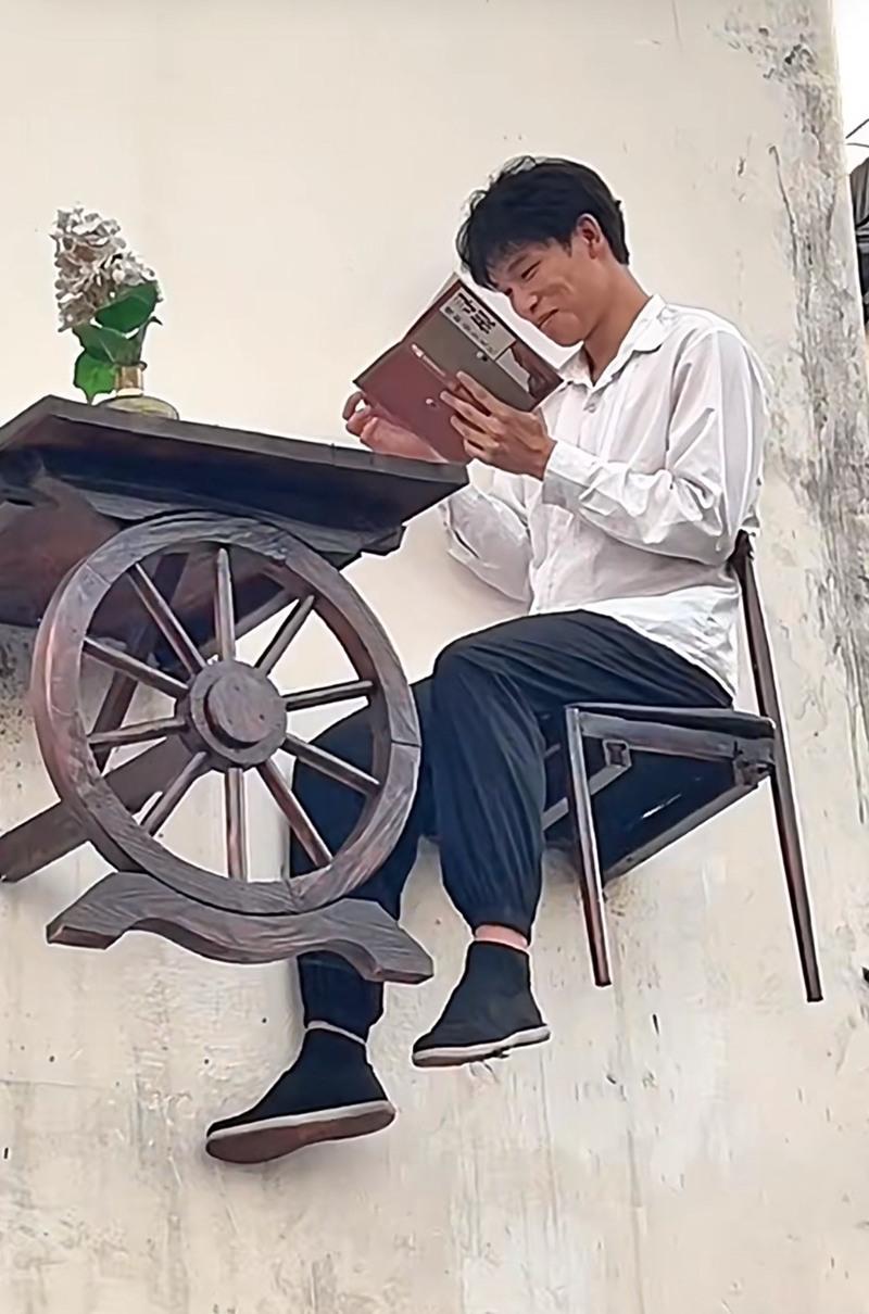 Nam thanh niên làm logo sống tại Vũ Nữ Châu với lương cao ngất ngưởng - Ảnh 1.
