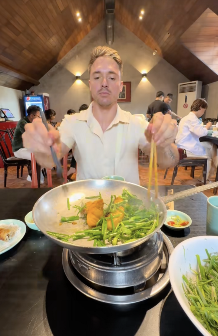 Chàng Tây Chris Wzg ăn món Việt chuyên nghiệp nhất mạng xã hội TikTok - Ảnh 3.