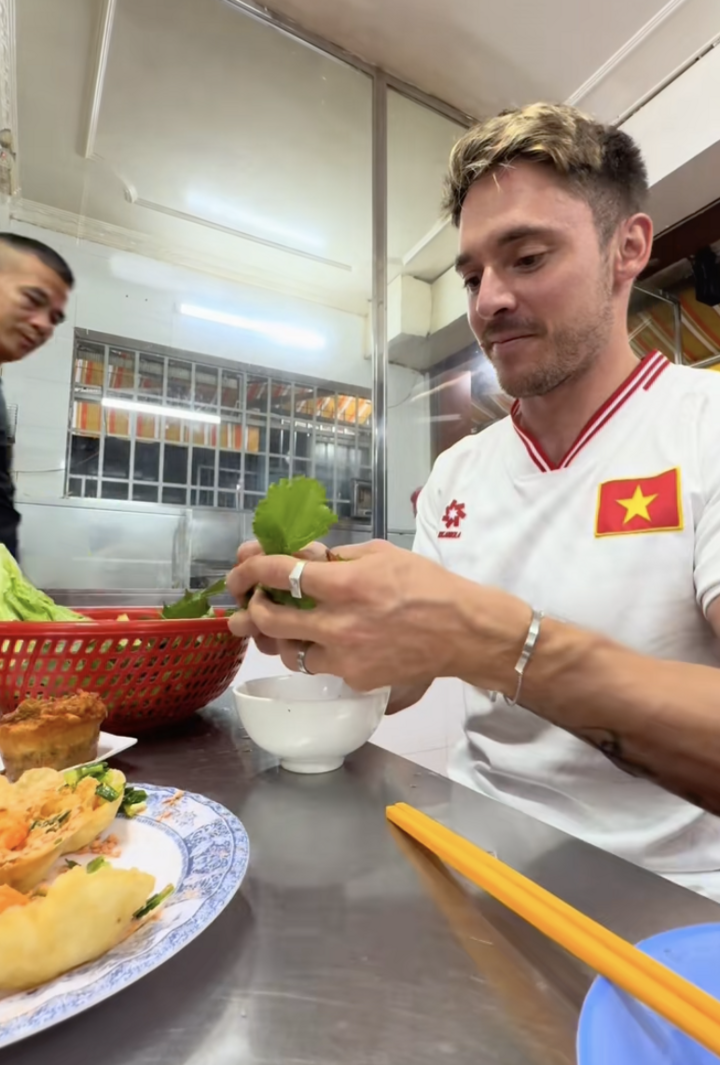Chàng Tây Chris Wzg ăn món Việt chuyên nghiệp nhất mạng xã hội TikTok - Ảnh 2.