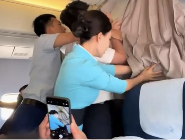 Máy bay hỗn loạn vì fan cuồng: Sự cố tại khoang thương gia của Hạ Môn Airlines - Ảnh 3.
