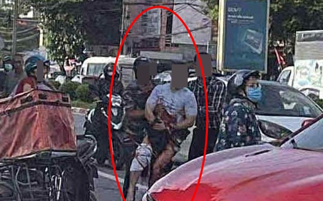 Camera "bóc" cảnh nam tiktoker bị chém gần đứt bàn tay: Nhóm đối tượng ra tay trong 30 giây - Ảnh 3.