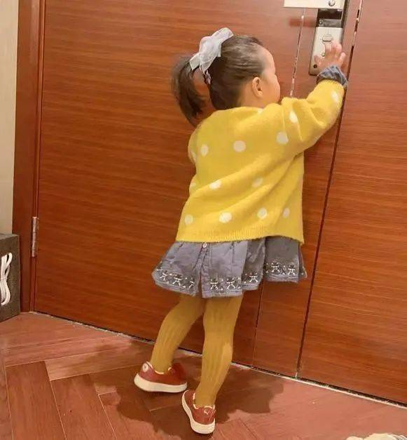 Nghe tiếng động lạ phát ra từ phòng cha mẹ, cô bé 5 tuổi tò mò đẩy cửa vào: Phụ huynh ngượng ngùng, xấu hổ- Ảnh 1.