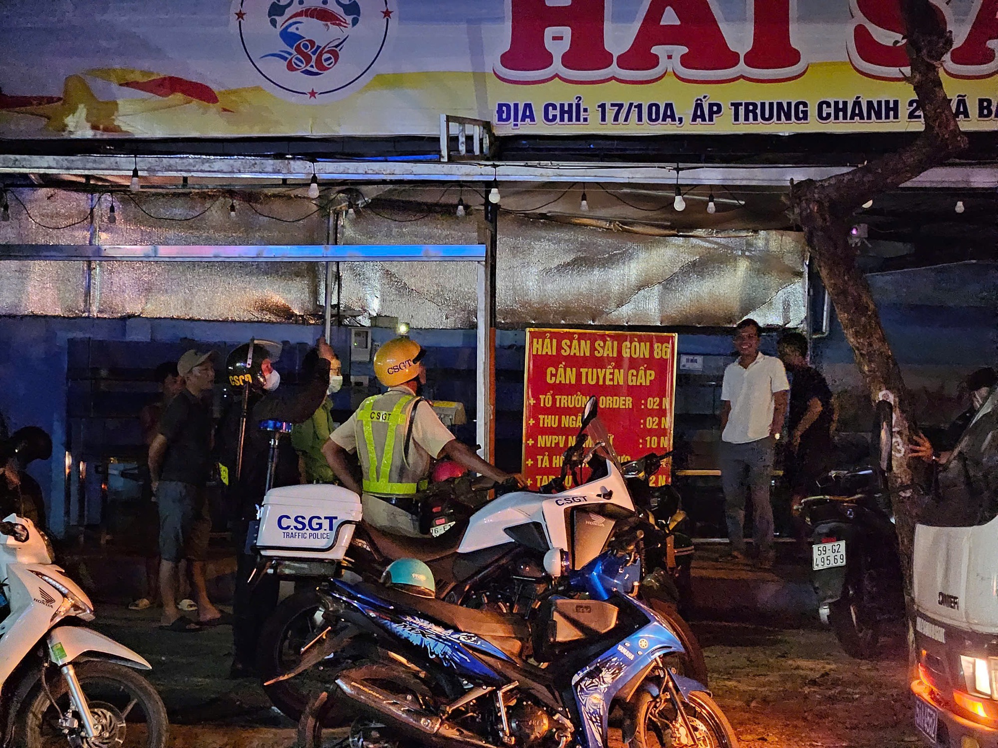 Cảnh sát khống chế nhóm người cản trở CSGT làm nhiệm vụ tại TP HCM - Ảnh 1.