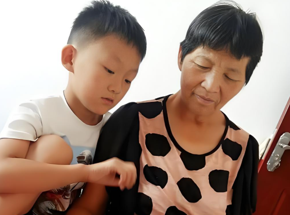 Mẹ chồng chưa học hết cấp 2 dạy dỗ cháu: Bí quyết thành công bất ngờ - Ảnh 1.