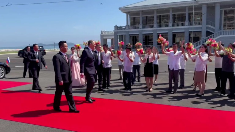 Bộ trưởng Ngoại giao Nga tới Triều Tiên, Ukraine trúng hỏa lực mạnh- Ảnh 1.
