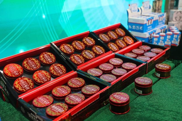 Đột kích 4 cửa hàng, bắt giữ giám đốc cầm đầu đường dây bán dược phẩm và mỹ phẩm giả, tịch thu 40.000 sản phẩm trị giá hơn 3 tỷ đồng - Ảnh 1. Đột kích 4 cửa hàng, bắt giữ giám đốc cầm đầu đường dây bán dược phẩm và mỹ phẩm giả, tịch thu 40.000 sản phẩm trị giá hơn 3 tỷ đồng - Ảnh 1.