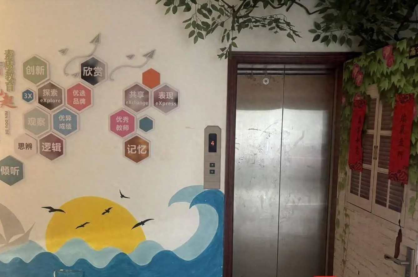 Người phụ nữ sống 20 năm trong căn hộ bất ngờ bị niêm phong tài sản tòa án - Ảnh 1.