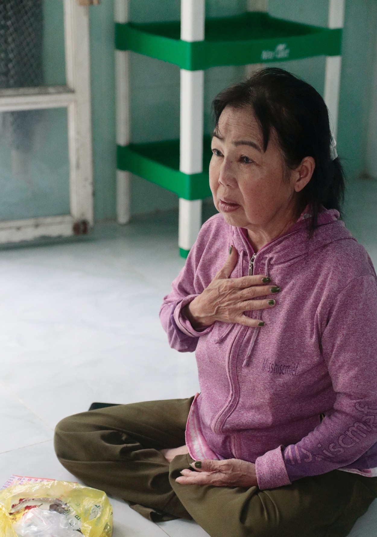 Nữ nghệ sĩ Việt tuổi 62 sống đơn độc, túng thiếu, nhiều bệnh, ở phòng trọ 10m2 trong bãi giữ xe - Ảnh 7.