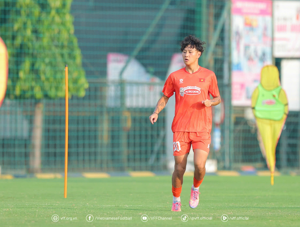 N&oacute;ng: HLV Kim Sang-sik gạch t&ecirc;n ch&acirc;n s&uacute;t Việt kiều ngay trước thềm khai mạc giải Đ&ocirc;ng Nam &Aacute; - Ảnh 1.