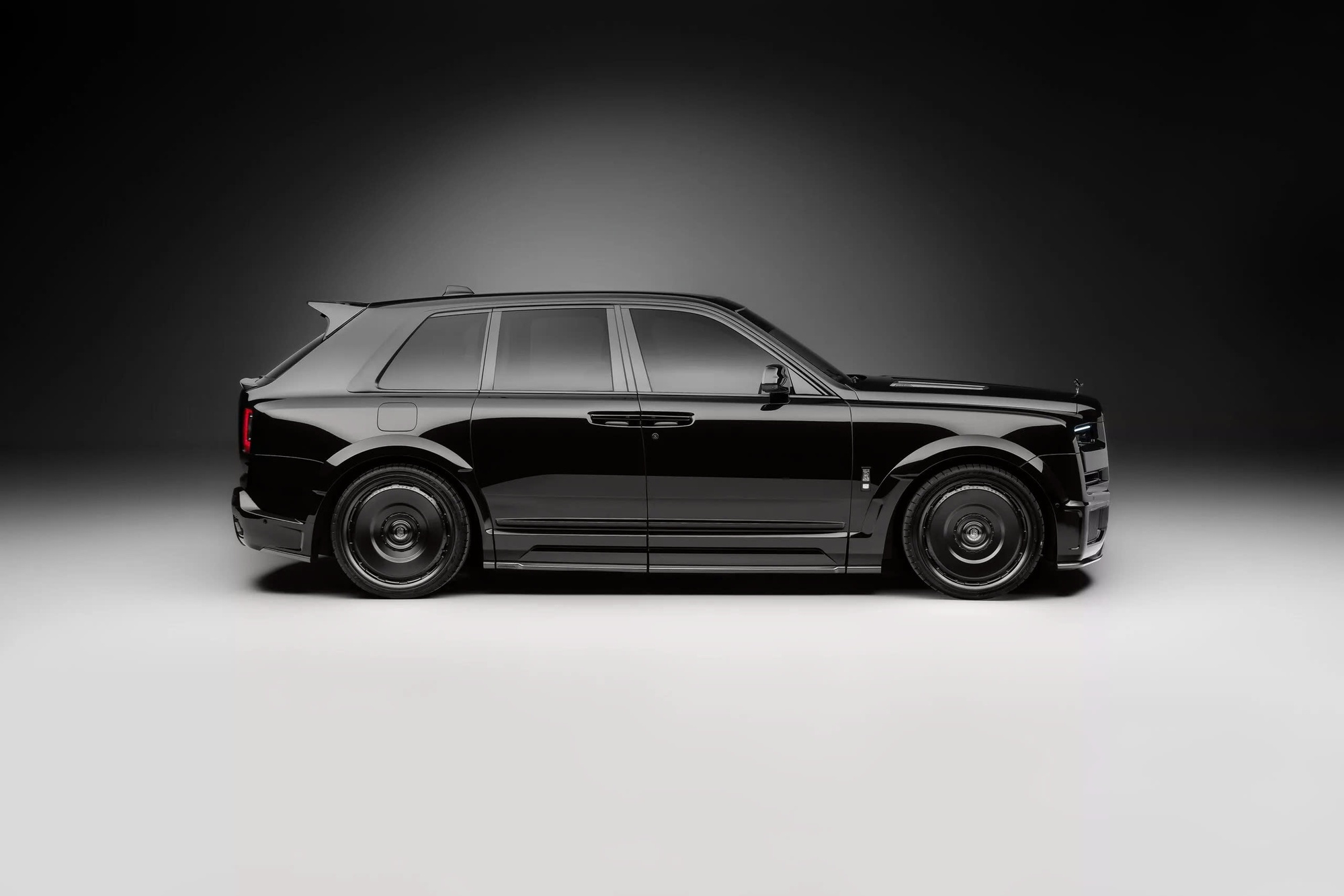 SUV siêu sang Rolls-Royce Cullinan có gói độ mới: Giá gấp 1,5 lần tiền mua xe, ngoại thất toàn sợi carbon, mâm 24 inch - Ảnh 3.