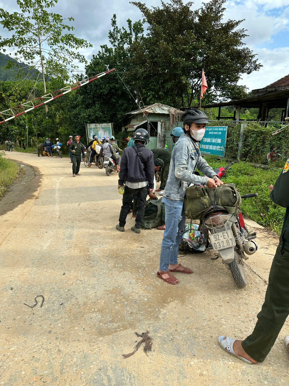 Hàng ngàn người ở Đà Nẵng đổ xô nhặt quả ươi bay , thu tiền triệu mỗi ngày - Ảnh 14. Hàng ngàn người ở Đà Nẵng đổ xô nhặt quả ươi bay , thu tiền triệu mỗi ngày - Ảnh 14.