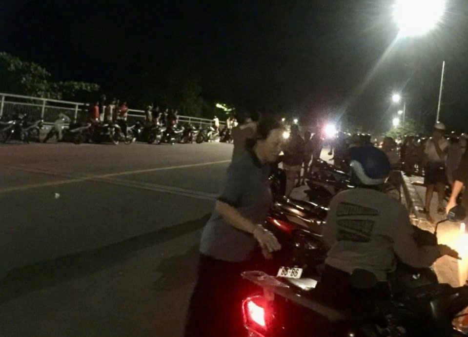 Thanh niên nhảy cầu Láng Gòn tự bơi vào bờ khiến lực lượng cứu hộ hoang mang - Ảnh 1.