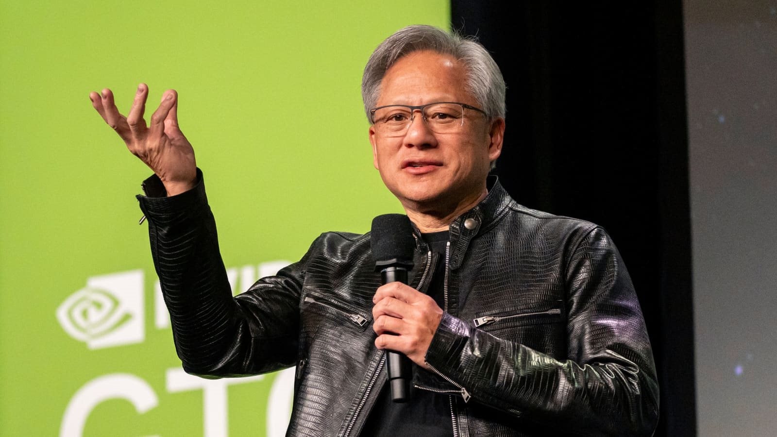 ‘Nhà buôn vũ khí’ AI đầu tiên đạt vốn hóa 4.000 tỷ USD: Kỳ tích vĩ đại của Jensen Huang đưa Nvidia trở thành trụ cột quyền lực mới ở thung lũng Silicon - Ảnh 1. ‘Nhà buôn vũ khí’ AI đầu tiên đạt vốn hóa 4.000 tỷ USD: Kỳ tích vĩ đại của Jensen Huang đưa Nvidia trở thành trụ cột quyền lực mới ở thung lũng Silicon - Ảnh 1.