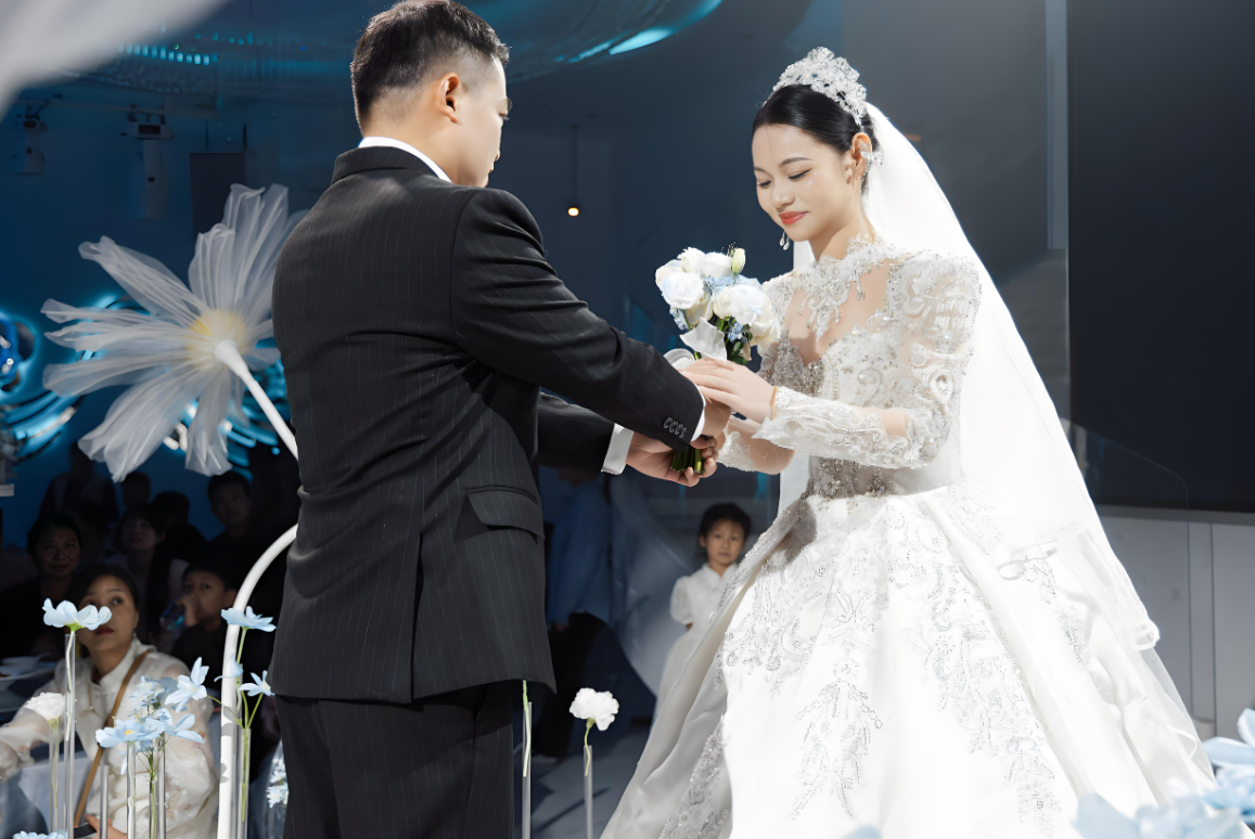 Ngày vợ cũ cưới, tôi âm thầm đến dự, nhìn thấy chú rể, tôi lén mừng một chiếc thẻ 300 triệu, hôm sau nhận lại điều bất ngờ- Ảnh 1.