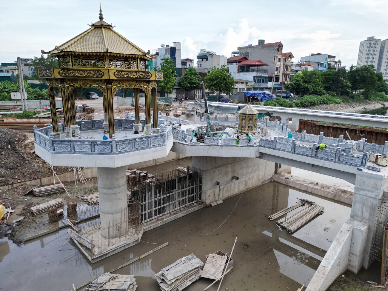 Cảnh tượng 'lạ' trên sông Tô Lịch khiến ai cũng phải ngoái nhìn: Sẽ hoàn thành trong tháng sau - Ảnh 1.