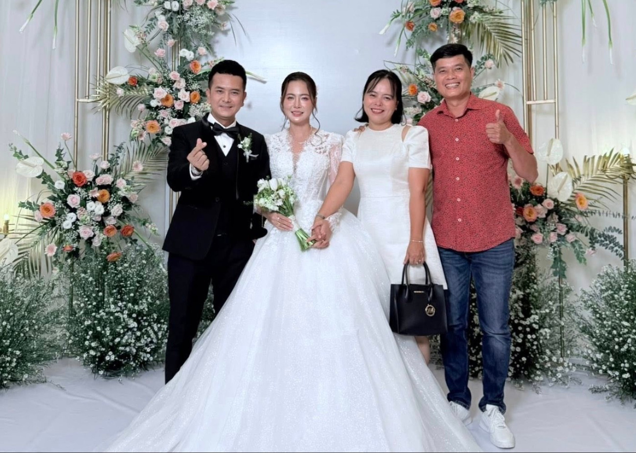 Hùng Thuận hứa yêu vợ trọn đời trong lễ cưới- Ảnh 3. Hùng Thuận hứa yêu vợ trọn đời trong lễ cưới- Ảnh 3.