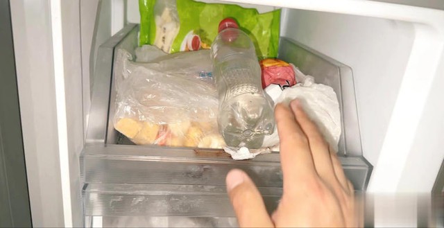 Cho khẩu trang vào tủ lạnh, hiệu quả "vàng mười" khiến tôi bất ngờ- Ảnh 3.