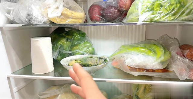 Cho khẩu trang vào tủ lạnh, hiệu quả "vàng mười" khiến tôi bất ngờ- Ảnh 1.