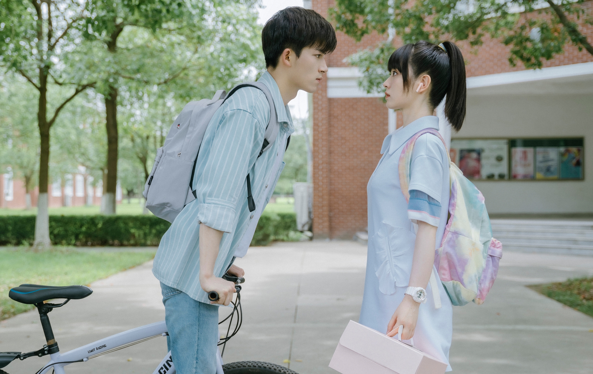 Mỹ nhân cứ đóng phim với ai là người đó đổi đời thành sao hạng A, đẹp như búp bê còn có số vượng phu quá đỉnh - Ảnh 3.