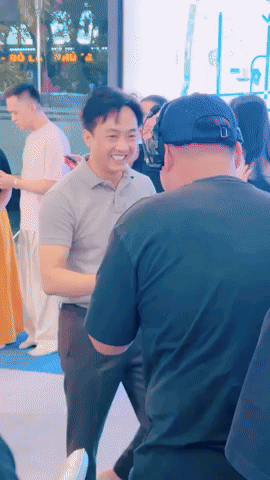 Cường Đô La vướng tranh cãi vì thái độ lạnh tanh khi bo tiền cho bảo vệ: "Của cho không bằng cách cho"? - Ảnh 5.