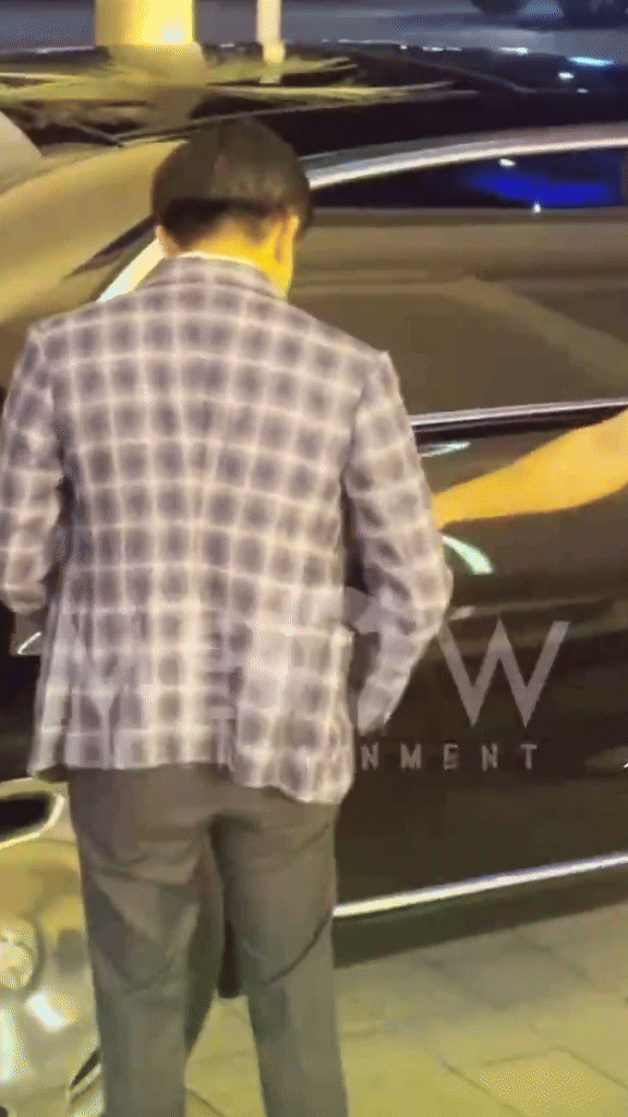 Cường Đô La vướng tranh cãi vì thái độ lạnh tanh khi bo tiền cho bảo vệ: "Của cho không bằng cách cho"? - Ảnh 1.