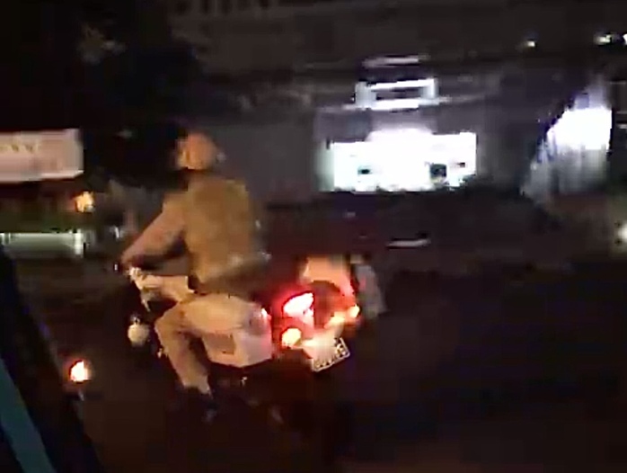 CSGT mở đường, đưa b&eacute; trai co giật, t&iacute;m t&aacute;i tr&ecirc;n cao tốc đến bệnh viện ở TP HCM- Ảnh 1.