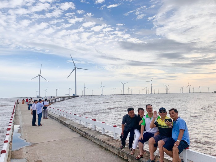 Xã nào của tỉnh Cà Mau mới có cánh đồng điện gió đẹp nhất miền Tây - Ảnh 1.