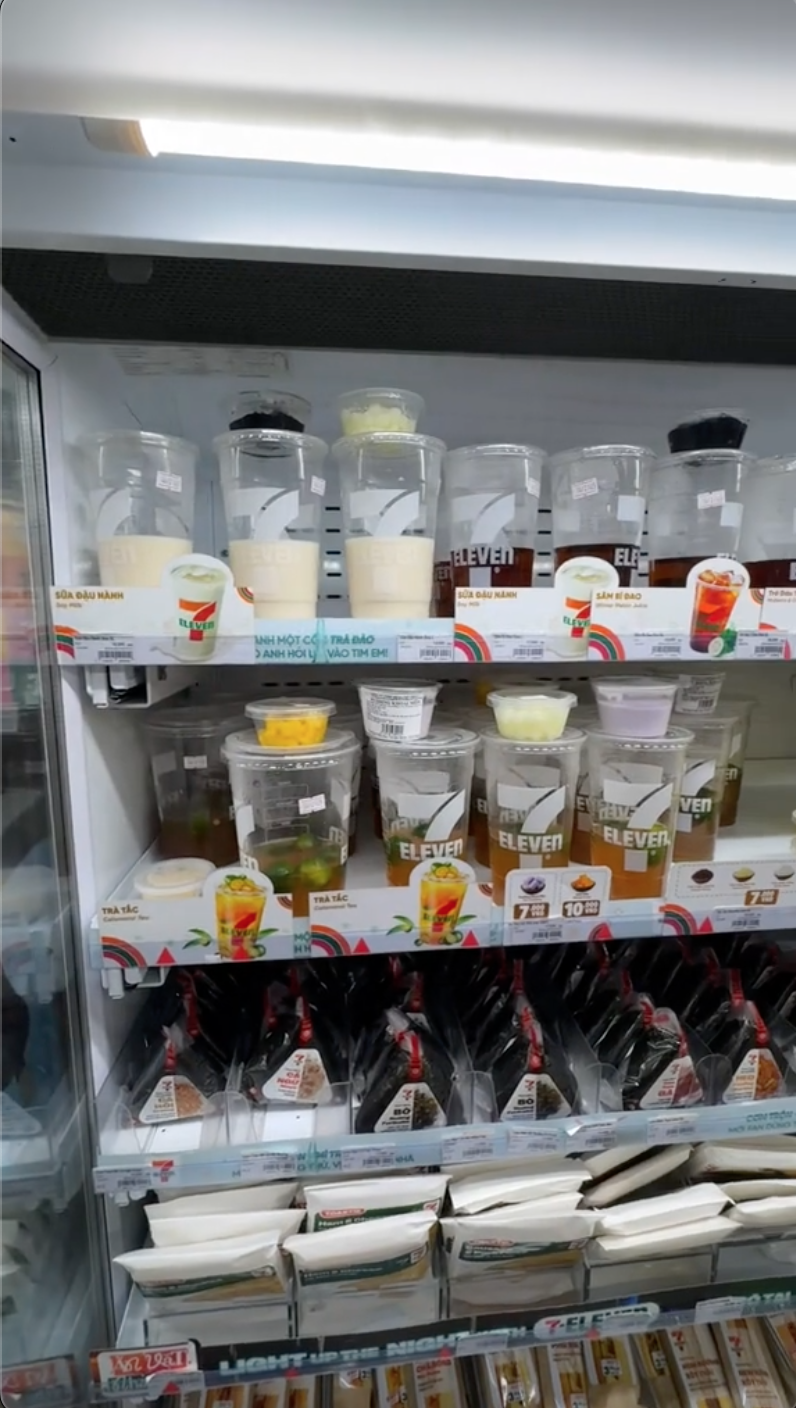 Du khách Thái lần đầu vào 7-Eleven tại Việt Nam: "Ở chỗ tôi không có những thứ này" - Ảnh 3. Du khách Thái lần đầu vào 7-Eleven tại Việt Nam: "Ở chỗ tôi không có những thứ này" - Ảnh 3.