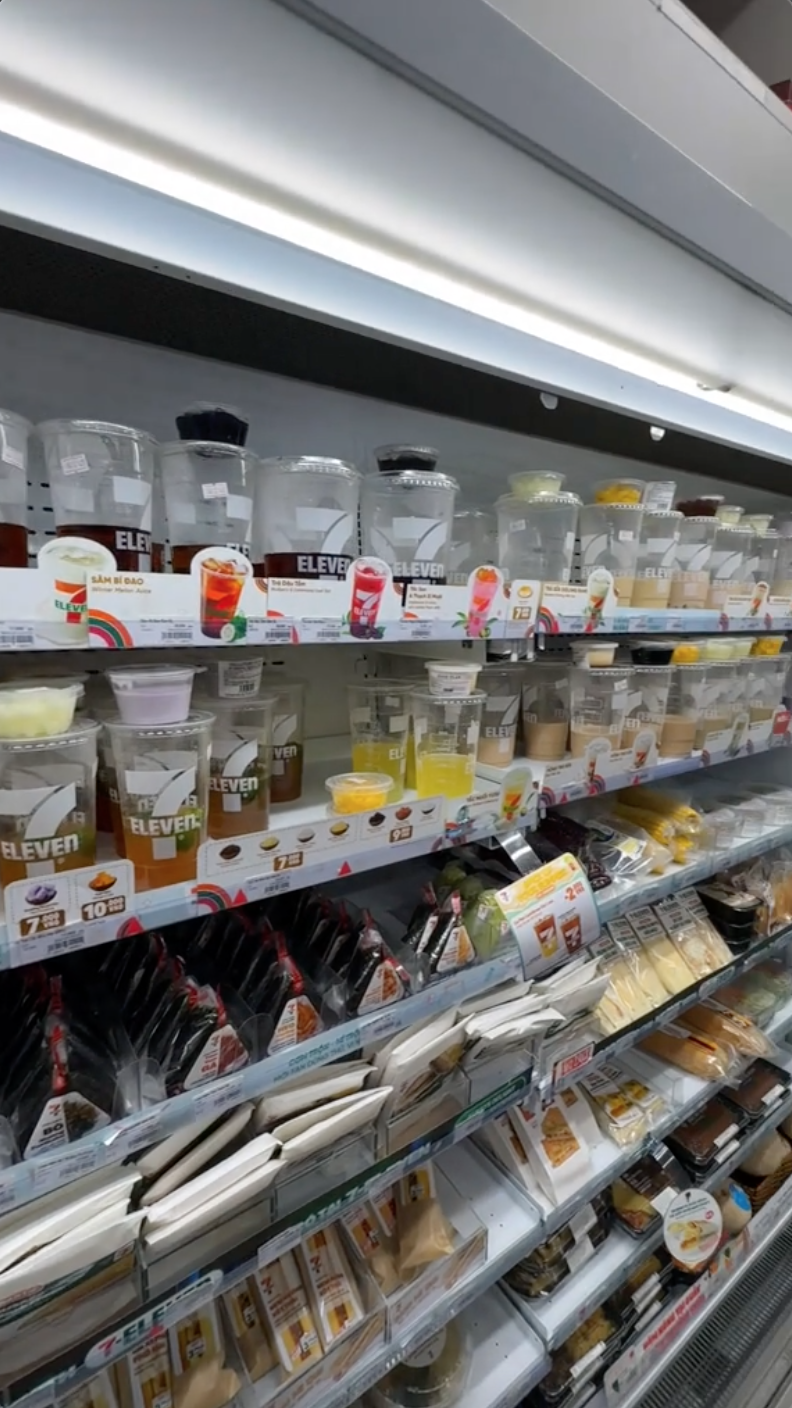 Du khách Thái lần đầu vào 7-Eleven tại Việt Nam: "Ở chỗ tôi không có những thứ này" - Ảnh 4. Du khách Thái lần đầu vào 7-Eleven tại Việt Nam: "Ở chỗ tôi không có những thứ này" - Ảnh 4.
