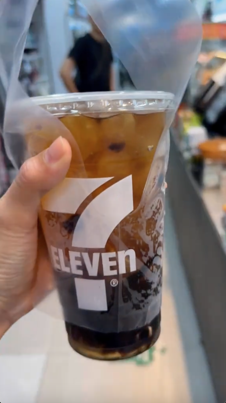 Du khách Thái lần đầu vào 7-Eleven tại Việt Nam: "Ở chỗ tôi không có những thứ này" - Ảnh 6. Du khách Thái lần đầu vào 7-Eleven tại Việt Nam: "Ở chỗ tôi không có những thứ này" - Ảnh 6.