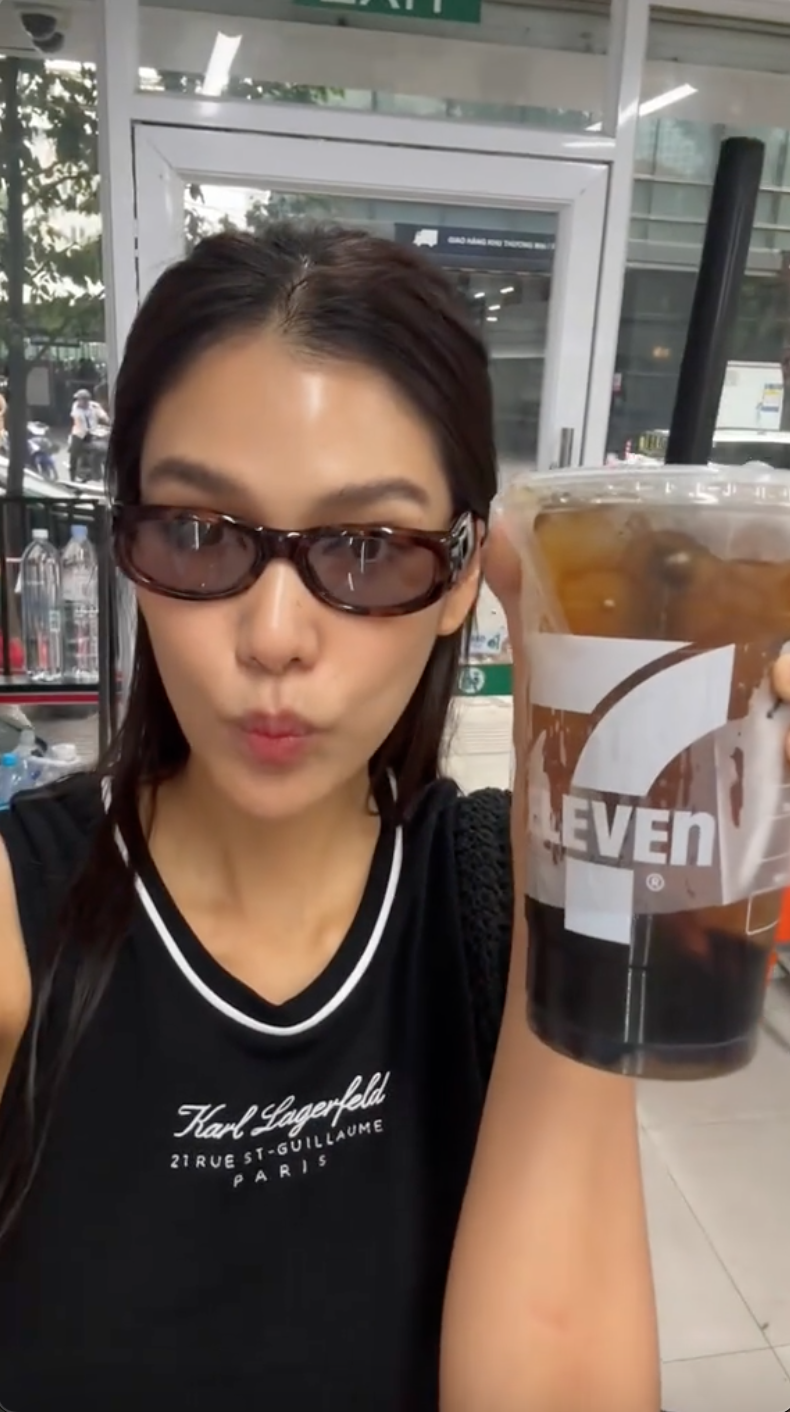 Du khách Thái lần đầu vào 7-Eleven tại Việt Nam: "Ở chỗ tôi không có những thứ này" - Ảnh 7. Du khách Thái lần đầu vào 7-Eleven tại Việt Nam: "Ở chỗ tôi không có những thứ này" - Ảnh 7.
