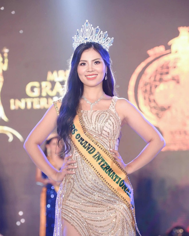 Vợ giáo sư có tiếng – Nguyễn Thị Thưa đăng quang Mrs Grand International 2025- Ảnh 2. Vợ giáo sư có tiếng – Nguyễn Thị Thưa đăng quang Mrs Grand International 2025- Ảnh 2.