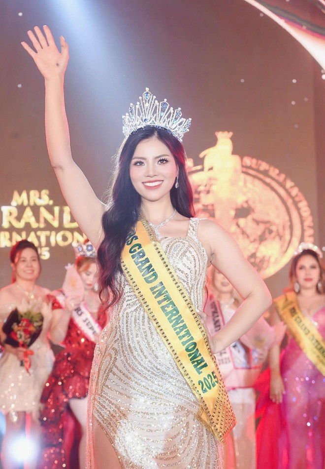 Vợ giáo sư có tiếng – Nguyễn Thị Thưa đăng quang Mrs Grand International 2025- Ảnh 3. Vợ giáo sư có tiếng – Nguyễn Thị Thưa đăng quang Mrs Grand International 2025- Ảnh 3.