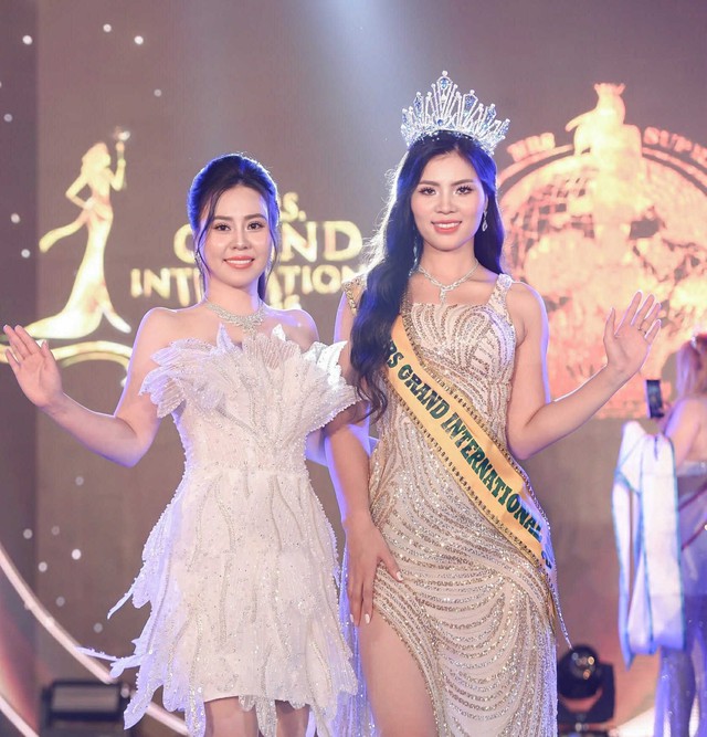 Vợ giáo sư có tiếng – Nguyễn Thị Thưa đăng quang Mrs Grand International 2025- Ảnh 4. Vợ giáo sư có tiếng – Nguyễn Thị Thưa đăng quang Mrs Grand International 2025- Ảnh 4.