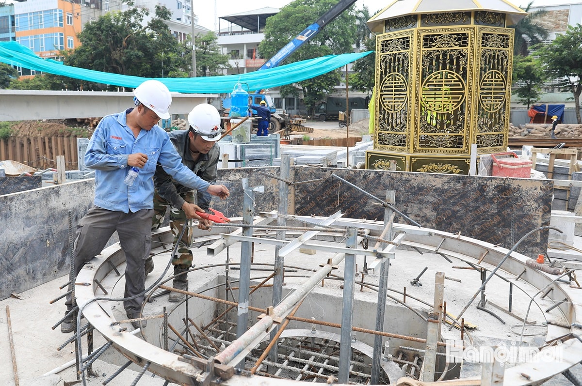 Cảnh tượng 'lạ' trên sông Tô Lịch khiến ai cũng phải ngoái nhìn: Sẽ hoàn thành trong tháng sau - Ảnh 3.