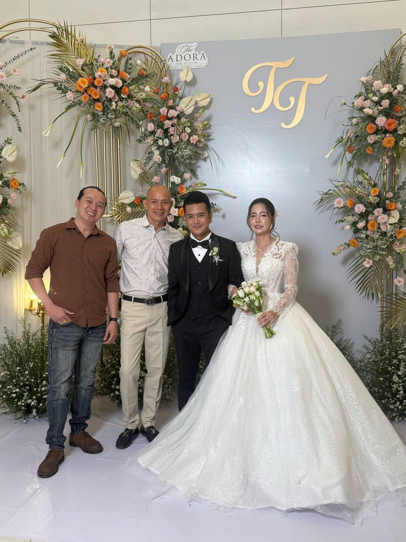 Hùng Thuận hứa yêu vợ trọn đời trong lễ cưới- Ảnh 1. Hùng Thuận hứa yêu vợ trọn đời trong lễ cưới- Ảnh 1.