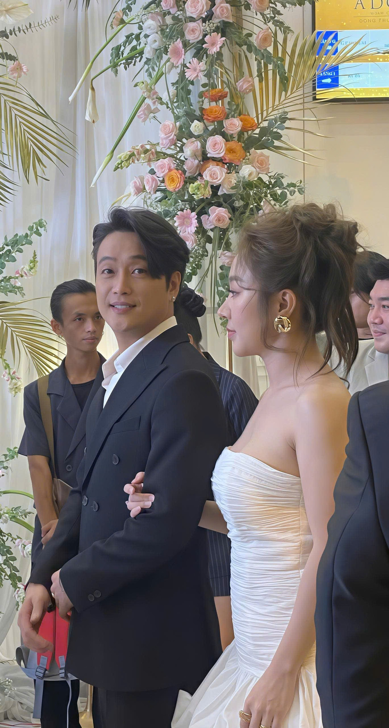 Hùng Thuận hứa yêu vợ trọn đời trong lễ cưới- Ảnh 9. Hùng Thuận hứa yêu vợ trọn đời trong lễ cưới- Ảnh 9.