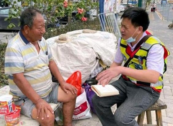 Chủ tịch phá sản thành ăn xin: Câu chuyện cảm động về gia đình - Ảnh 1.