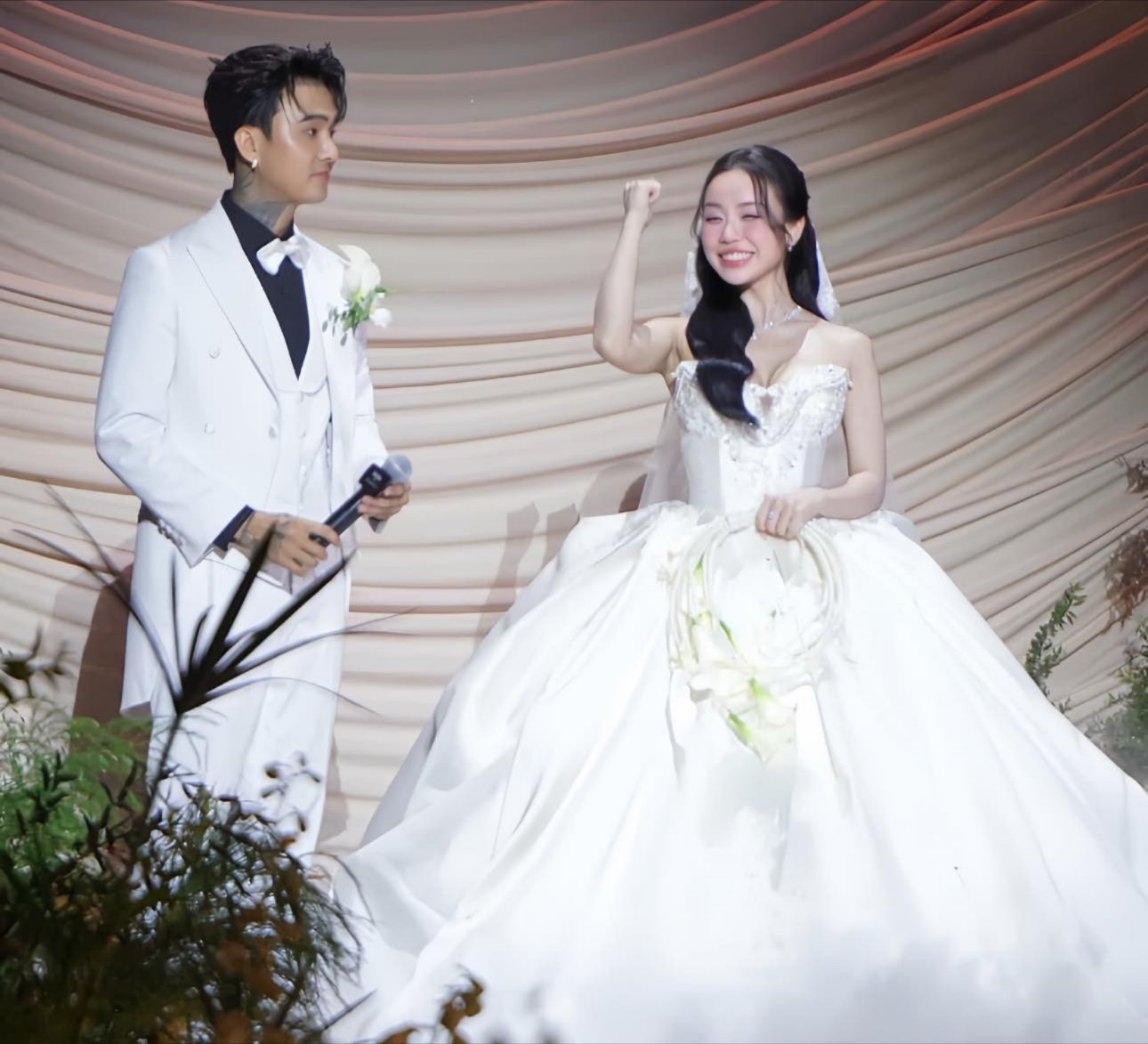 Cindy Lư và Đạt G dính ồn ào vì hành động "đáng sợ" ngay tại đám cưới - Ảnh 2. Cindy Lư và Đạt G dính ồn ào vì hành động "đáng sợ" ngay tại đám cưới - Ảnh 2.