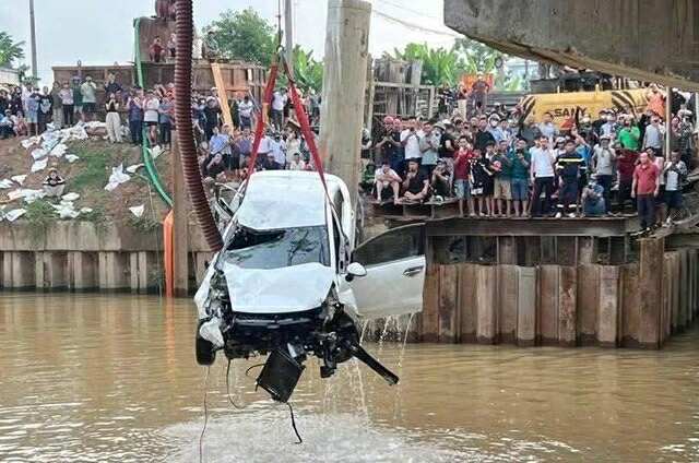 Vụ ô tô lao xuống sông sau khi tông xe máy khiến 3 người chết: Gia đình đi chơi nhà ngoại về thì gặp nạn - Ảnh 2.
