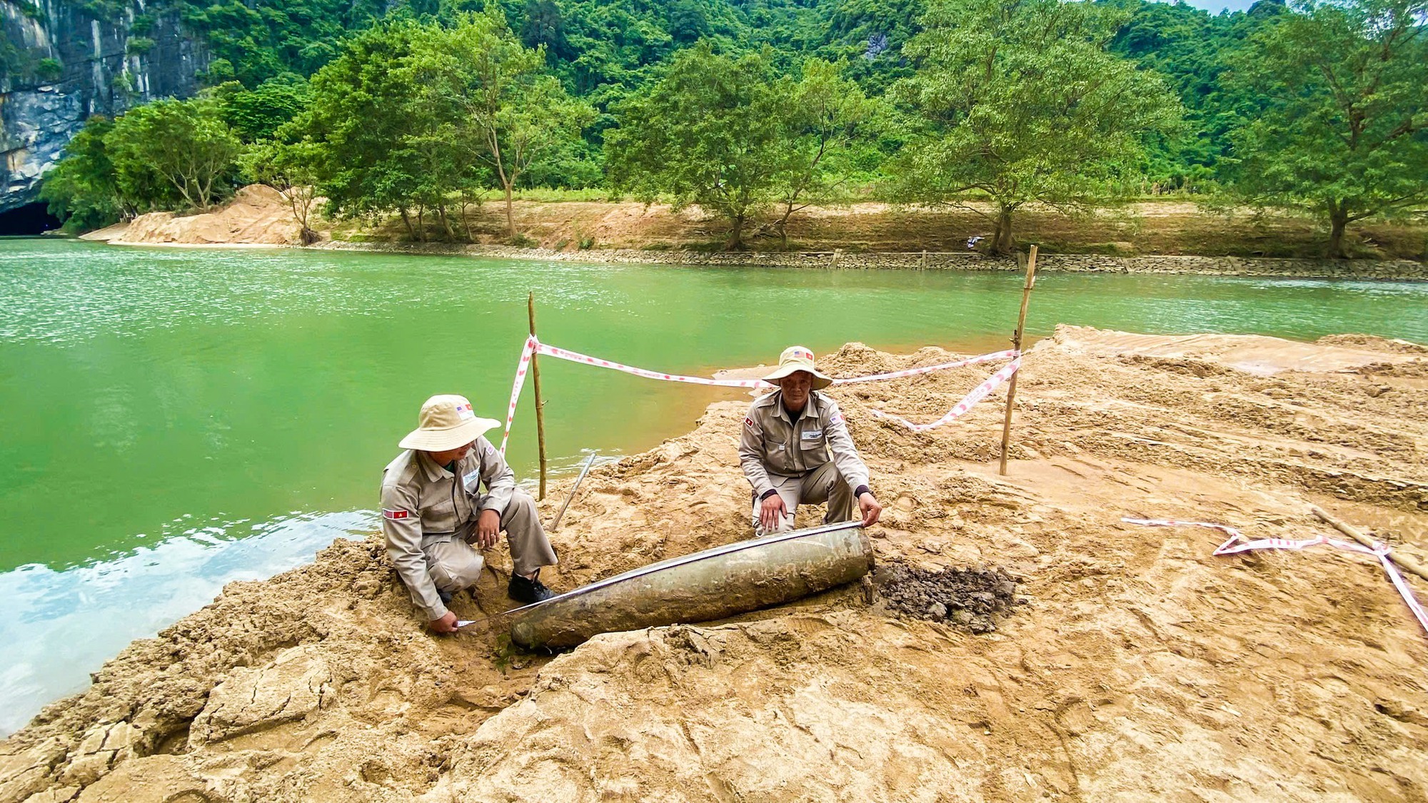 Phát hiện bom Phong Nha cách cửa động 200 m trong quá trình nạo vét sông Son - Ảnh 1. Phát hiện bom Phong Nha cách cửa động 200 m trong quá trình nạo vét sông Son - Ảnh 1.