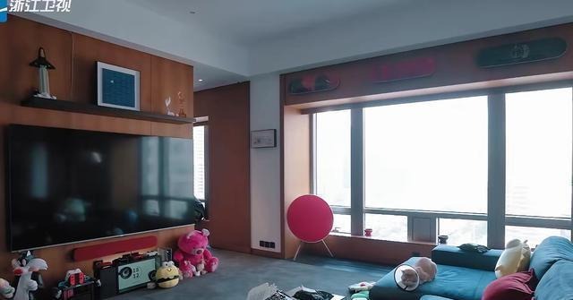Chung Hân Đồng sống thế nào sau vụ lộ ảnh nóng với Trần Quán Hy, bị chồng bác sĩ ruồng bỏ, trai trẻ tống tiền? - Ảnh 6. Chung Hân Đồng sống thế nào sau vụ lộ ảnh nóng với Trần Quán Hy, bị chồng bác sĩ ruồng bỏ, trai trẻ tống tiền? - Ảnh 6.