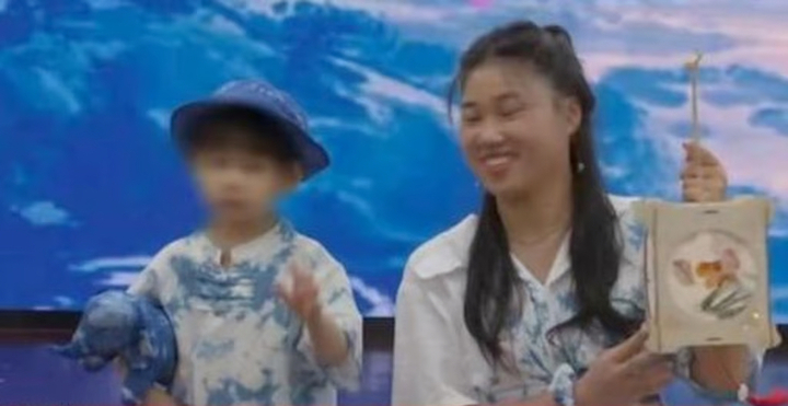 Người mẹ ác qủy bán con trai để mua sắm và boa cho streamer - Ảnh 2.