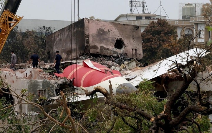 Máy bay rơi ở Ấn Độ: Nghi vấn tâm lý phi công và thảm họa hàng không - Ảnh 1.