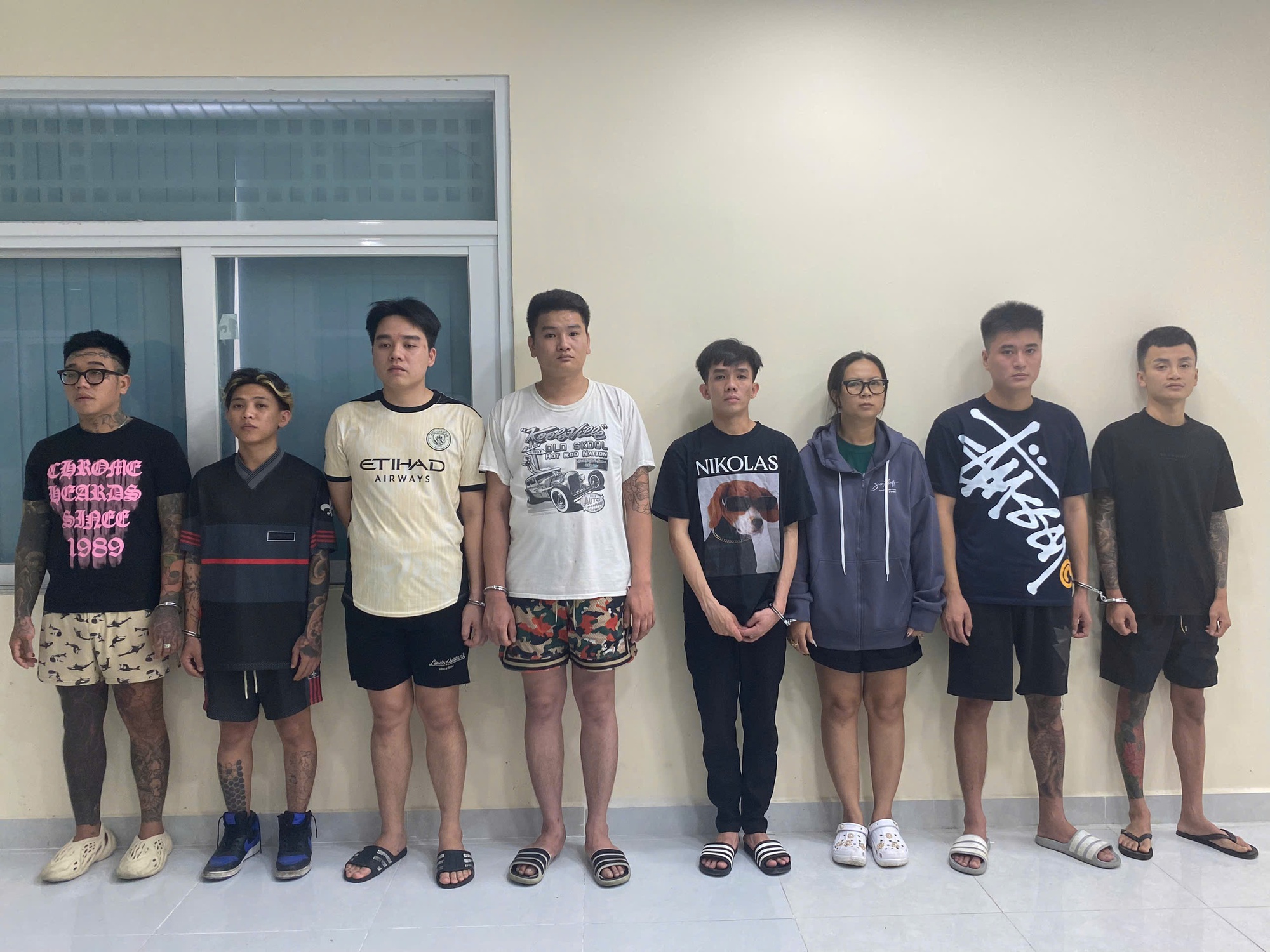 Danh sách 8 người bị Công an TP HCM bắt sau khám xét 2 địa điểm - Ảnh 2.
