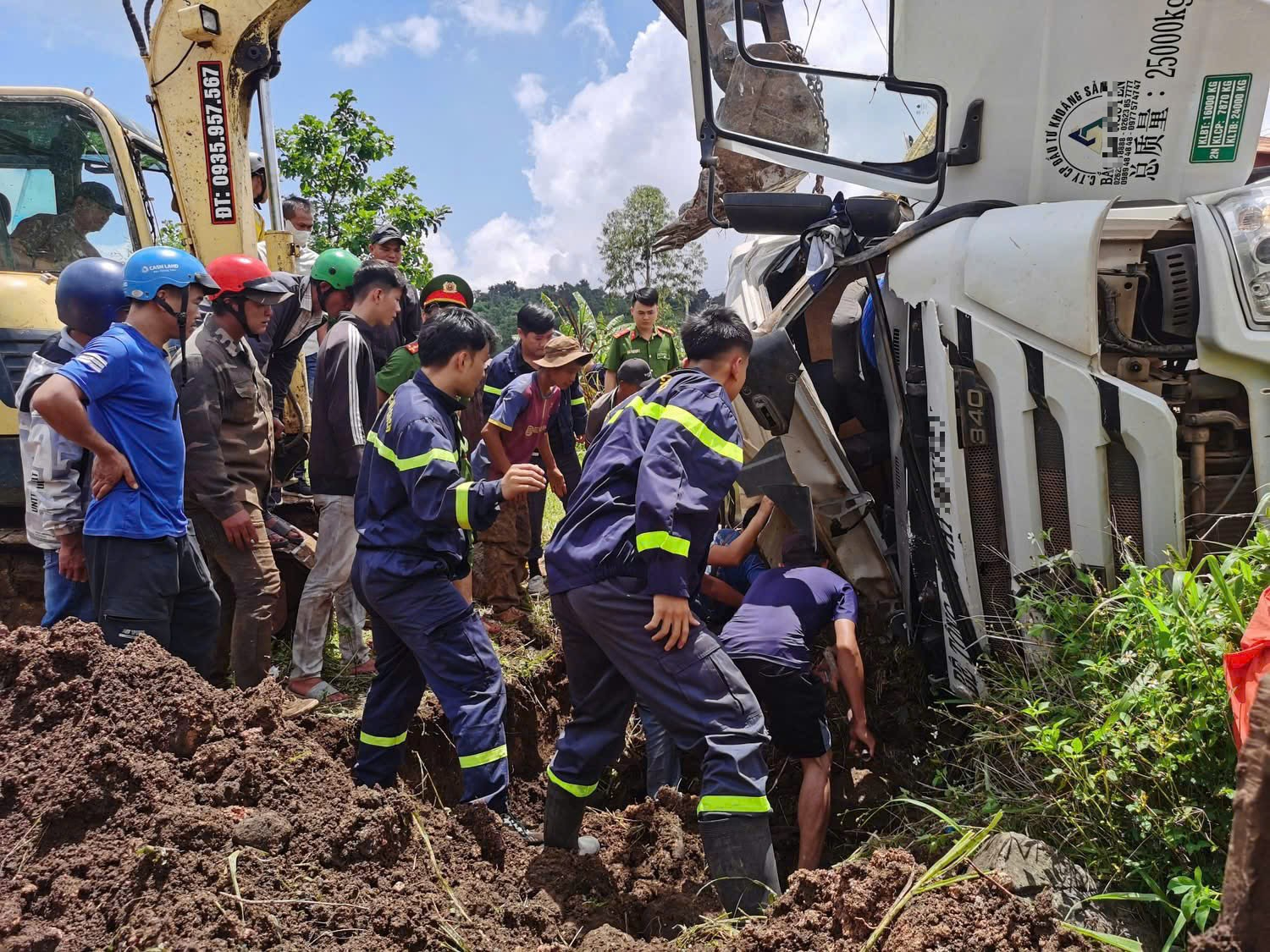 Nghẹt thở giải cứu phụ xe mắc kẹt trong xe bồn- Ảnh 1.